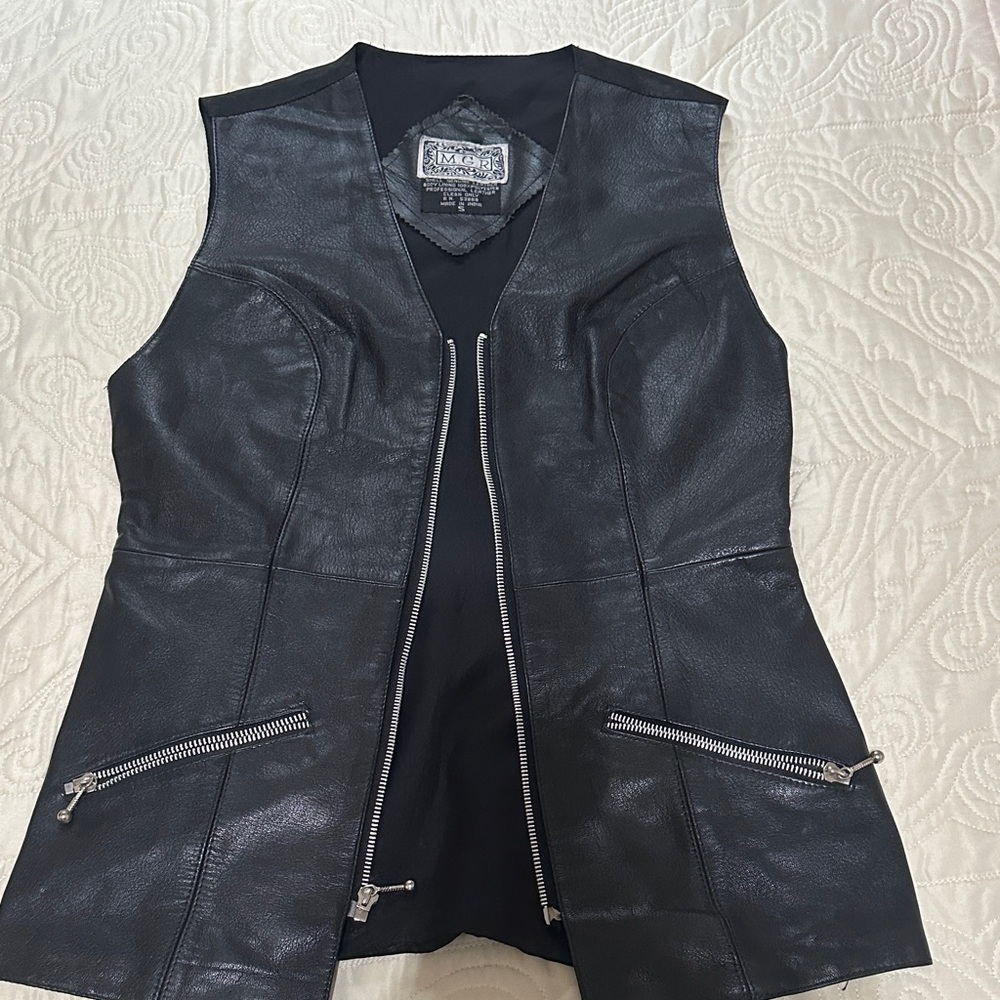 Elegant Black Leather Vest with Zipper Details